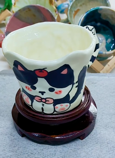 Whiskerberry Charm – Handcrafted Jingdezhen Cat Mug